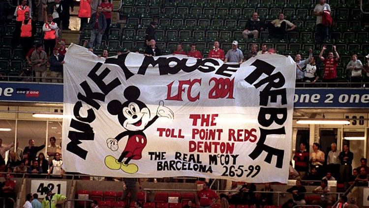 Para pendukung Manchester United membentangkan bendera Mickey Mouse Treble. Copyright: © Empics Sport