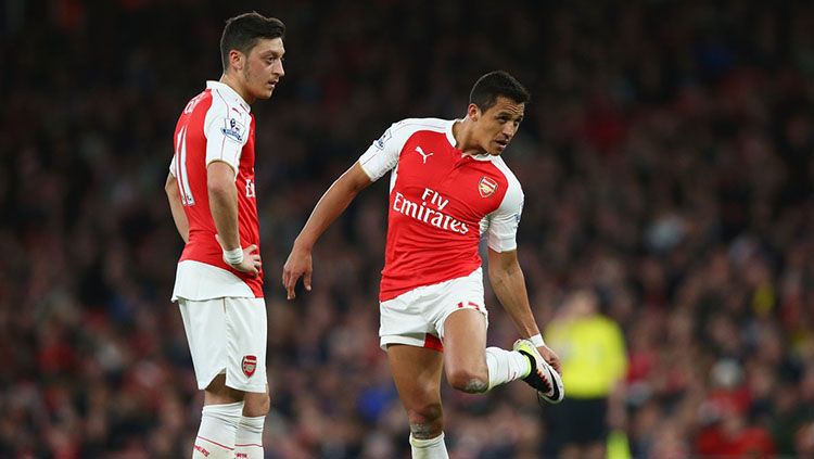 Dua penggawa Arsenal, Mesut Ozil dan Alexis Sanchez. Copyright: © Squawka.com
