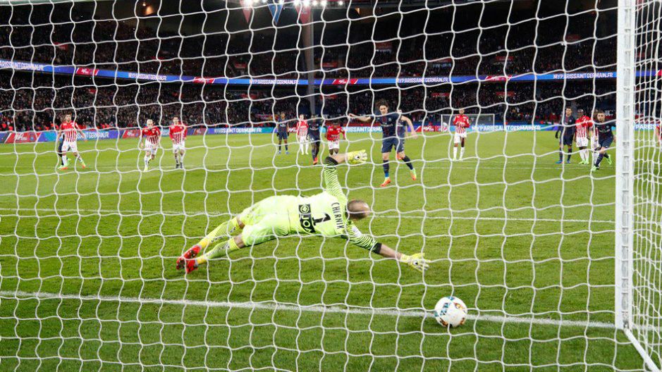 Penalti Edinson Cavani menangkan PSG atas Nancy. Copyright: © PSG