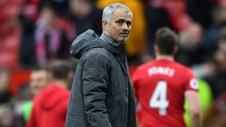 Jose Mourinho saat mendampingi Man United dalam laga kontra Bournemouth di Old Trafford. Copyright: © Shaun Botterill/Getty Images.