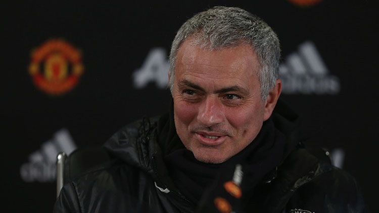 Pelatih Manchester United, Jose Mourinho saat menjawab pertanyaan wartawan dalam sesi konferensi pers. Copyright: © Matthew Peters/Man Utd via Getty Images.
