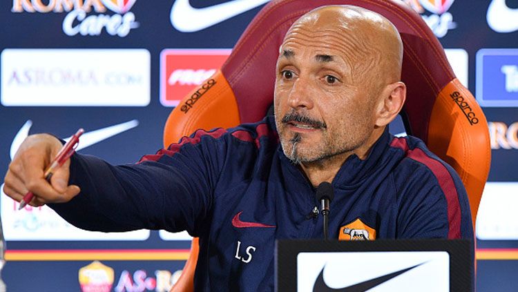 Pelatih AS Roma, Luciano Spalletti dalam sebuah konferensi pers. Copyright: © Luciano Rossi/AS Roma/Getty Images
