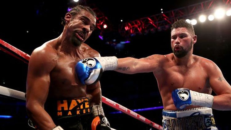 Tony Bellew dengan kerasnya memukula lawannya, David Haye. Copyright: © liverpoolecho