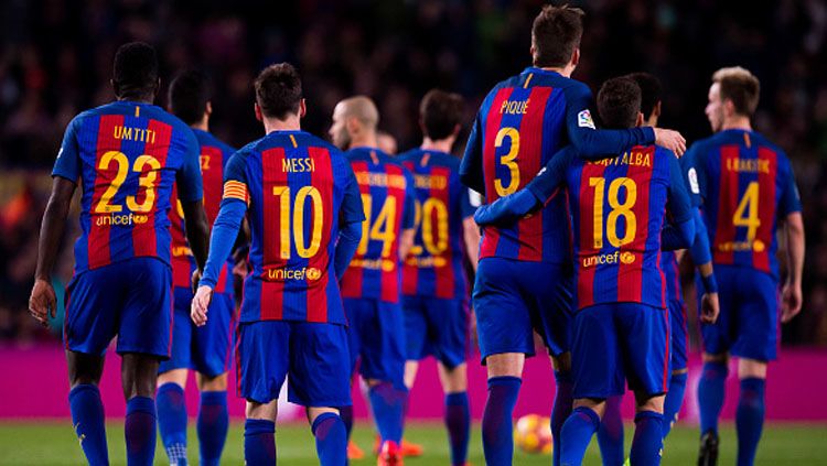 Para pemain Barcelona melakukan selebrasi. Copyright: &copy; Alex Caparros/Getty Images