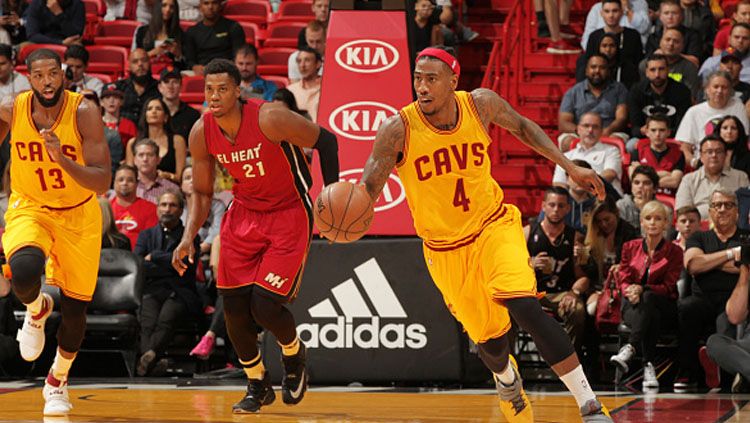 Iman Shumpert saat masih membela Cleveland Cavaliers membawa bola ke arah net lawan, Miami Heat. Copyright: © Oscar Baldizon/NBAE via Getty Images