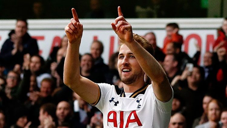 Selebrasi Harry Kane usai bobol gawang Everton. Copyright: © ADRIAN DENNIS/AFP/Getty Images