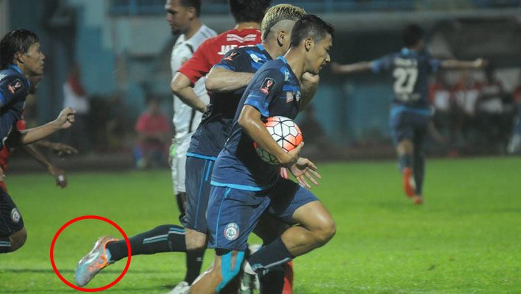 Cristian Gonzales sukses borong lima gol saat menggunakan sepatu produk dalam negeri. Copyright: © Twitter/@AremafcOfficial