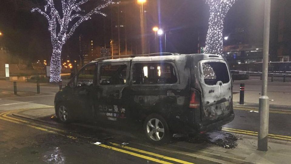 Kondisi mobil rombongan Floyd Mayweather usai terbakar di area parkir Birmingham International Convention Centre. Copyright: © thesun.co.uk