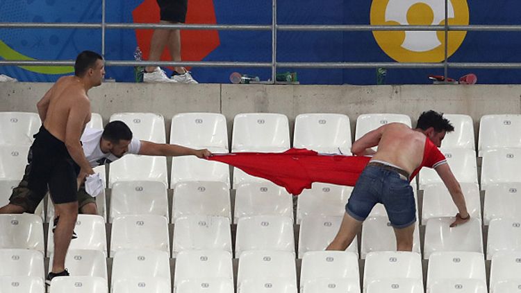 Kerusuhan antara fans Inggris dan fans Rusia di Piala Euro 2016 silam. Copyright: © Lars Baron/Getty Images