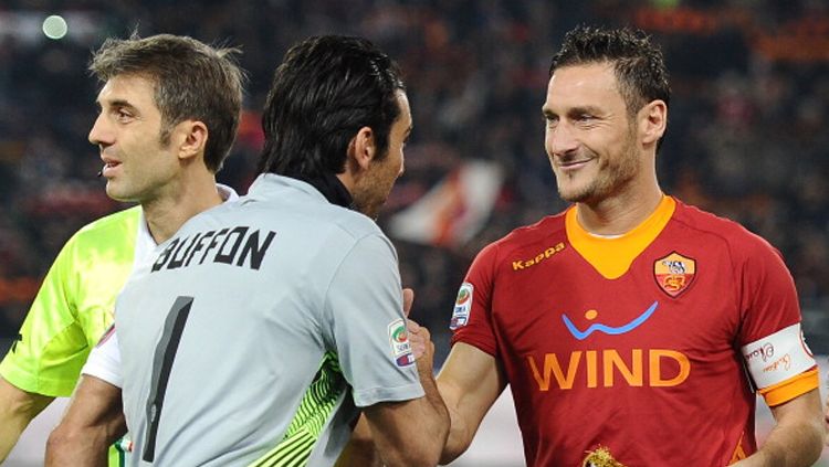 Totti dan Buffon saat saling bersua di sebuah pertandingan tahun 2011 silam. Copyright: © Luciano Rossi/AS Roma via Getty Images