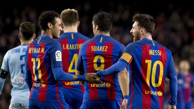 Pemain-pemain Barceloa merayakan gol di laga melawan Celta Vigo. Copyright: © Albert Llop/Anadolu Agency/Getty Images
