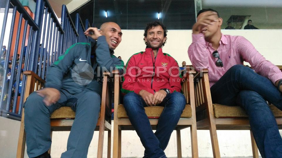Luis Milla memberikan doa khusus untuk PSSI yang sedang merayakan Hari Ulang Tahun ke-87. Copyright: &copy; Ginanjar/INDOSPORT