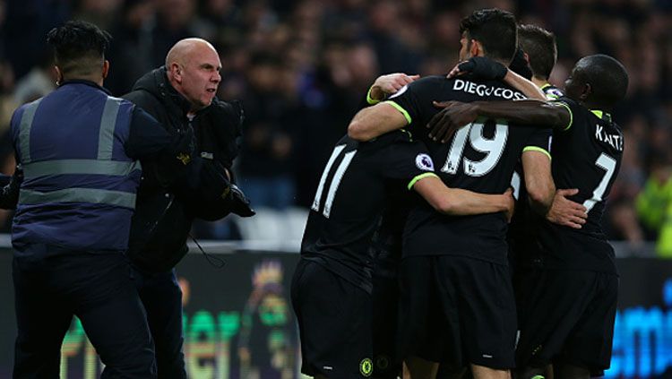 Fans West Ham United berusaha untuk menyerang Eden Hazard. Copyright: © Catherine Ivill/AMA/Getty Images