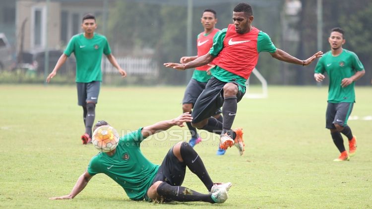 Dua calon pemain Timnas Indonesia U-22, Ryuji Utomo (kiri bawah) berduel dengan Yabes Roni pada seleksi tahap ketiga. Copyright: © Herry Ibrahim/INDOSPORT