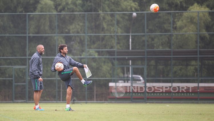 Pelatih Timnas U-22, Luis Milla bersama pelatih kiper Eduardo Perez di sela-sela seleksi tahap ketiga. Copyright: © HERRY IBRAHIM/INDOSPORT