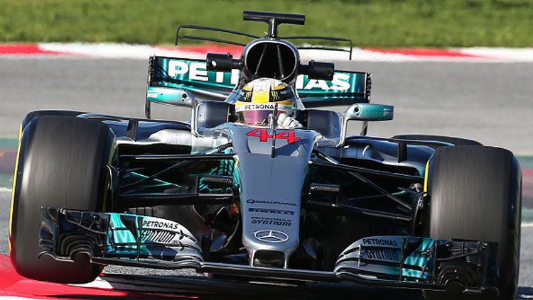 Pembalap Mercedes, Lewis Hamilton menggeber mobilnya. Copyright: © Urbanandsport/NurPhoto/Getty Images