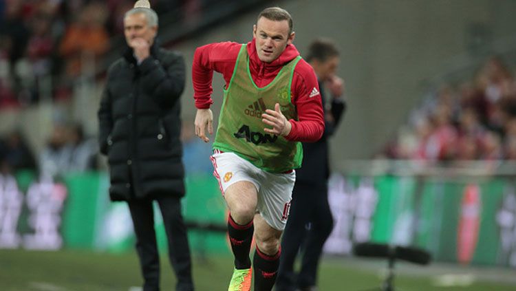 Penyerang Manchester United, Wayne Rooney sedang melakukan pemanasan di pinggir lapangan. Copyright: © Kieran Galvin/NurPhoto/Getty Images