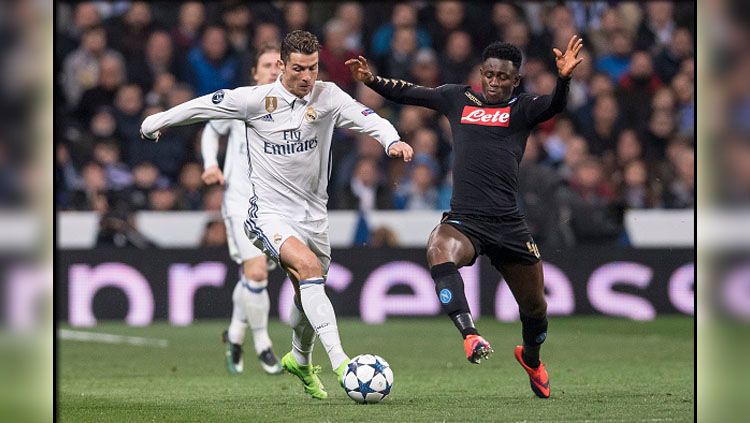 Cristiano Ronaldo berhadapan dengan pemain Napoli. Copyright: &copy; Power Sport Images/Getty Images