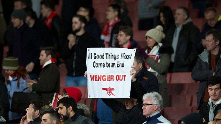 Para pendukung Arsenal mendesak Arsene Wenger untuk angkat koper. Copyright: © Craig Mercer/CameraSport/Getty Images