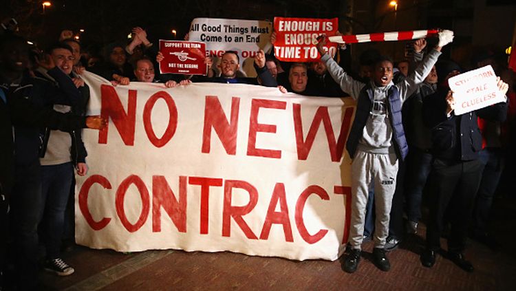 Spanduk berisi permintaan agar Wenger segera hengkang dari Arsenal. Copyright: © Clive Mason/Getty Images