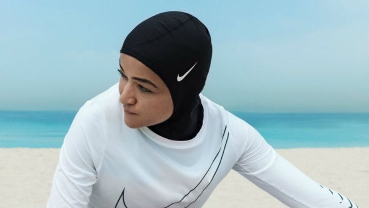 Zahra Lari, atlet ice skating wanita berhijab asal Uni Emirat Arab. Copyright: © Nike