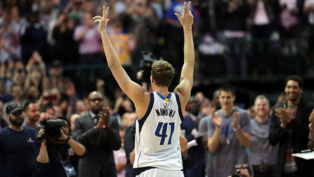 Dirk Nowitzki (Dallas Mavericks) mencetak rekor dengan mencetak 30 ribu poin sepanjang kariernya di NBA. Copyright: © Ronald Martinez/Getty Images