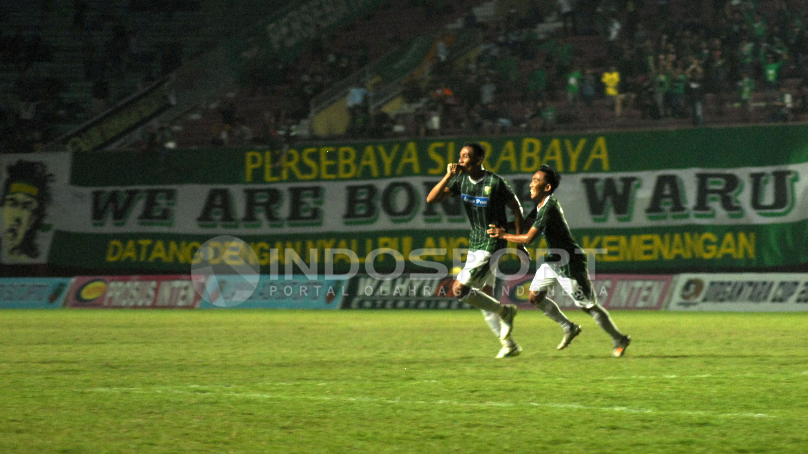 Pemain Persebaya Surabaya merayakan gol yang dicetak Oktavianus Fernando ke gawang Cilegon FC. Copyright: © Prima Pribadi/INDOSPORT