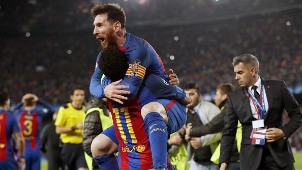 Lionel Messi memeluk Neymar pasca pertandingan. Copyright: © VI-Images/gettyimages