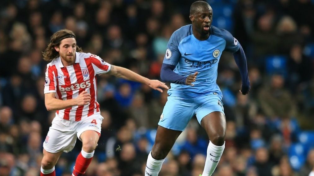 Gelandang serang Manchester City, Yaya Toure (kanan) mencoba keluar dari hadangan pemain Stoke City, Joe Allen. Copyright: © Twitter Manchester City/INDOSPORT