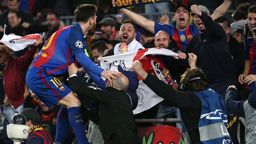 Lionel Messi rayakan kemenangan bersama fans. Copyright: © Jean Catuffe/Getty Images