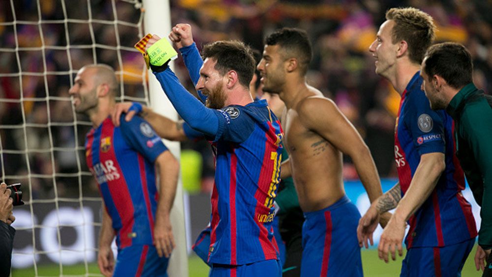 Skuat Barcelona rayakan kemenangan ke arah penonton. Copyright: © Urbanandsport/NurPhoto via Getty Images
