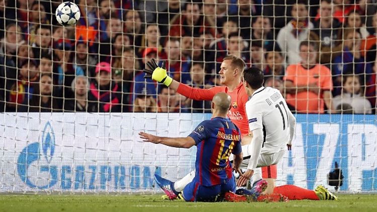 Kemelut di muka gawang Marc Andre ter Stegen. Copyright: © VI Images via Getty Images