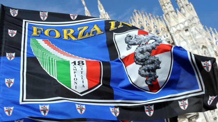Bendera Inter Milan. Copyright: © GIUSEPPE CACACE/AFP/Getty Images