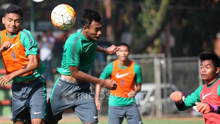 Dendi Sulystiawan (kiri) duel udara dengah Hansamu Yama dalam game internal seleksi tahap ketiga Timnas U-22. Copyright: © Herry Ibrahim/Indosport