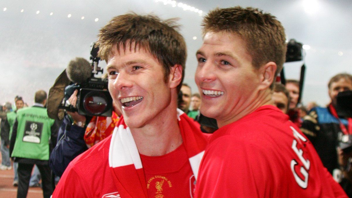 Gerrard bersama dengan Alonso ketika memenangi gelar Liga Champions 2005. Copyright: © theanfieldwrap