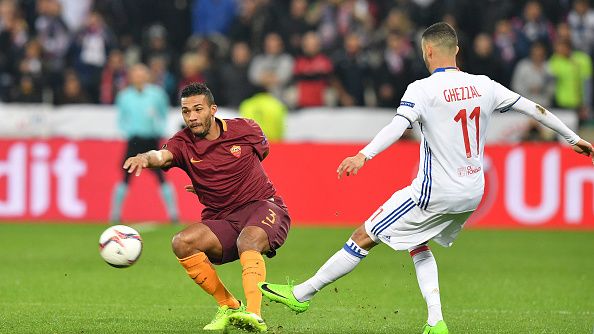 Juan Jesus (kiri) saat melawan Lyon. Copyright: © Luciano Rossi/Getty Images