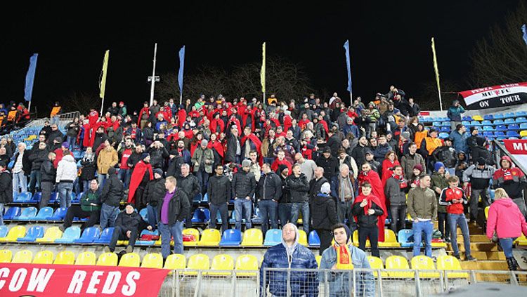 Para pendukung Manchester United di Rostov. Copyright: © John Peters/Man Utd/Getty Images