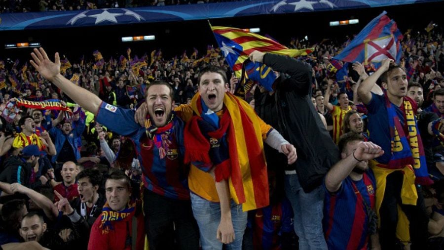 Fans Barcelona bersukacita dalam kemenangan tim kesayangannya atas Paris Saint-Germain. Copyright: © Albert Llop/Anadolu Agency/Getty Images