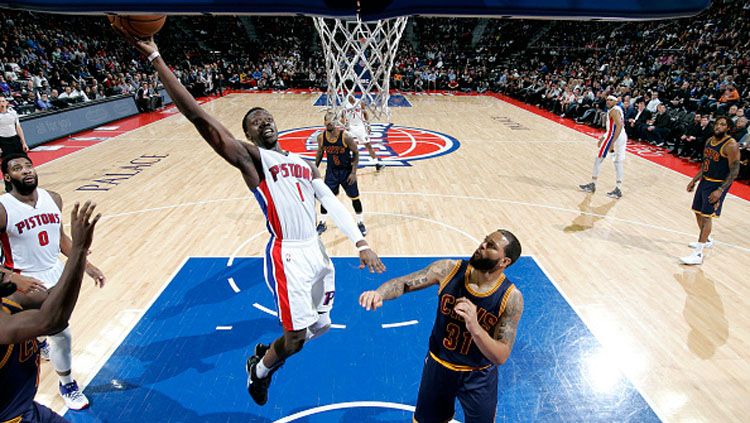 Guard Pistons, Reggie Jackson saat melakukan lay up melawan Cavaliers. Copyright: © Brian Sevald/NBAE/Getty Images