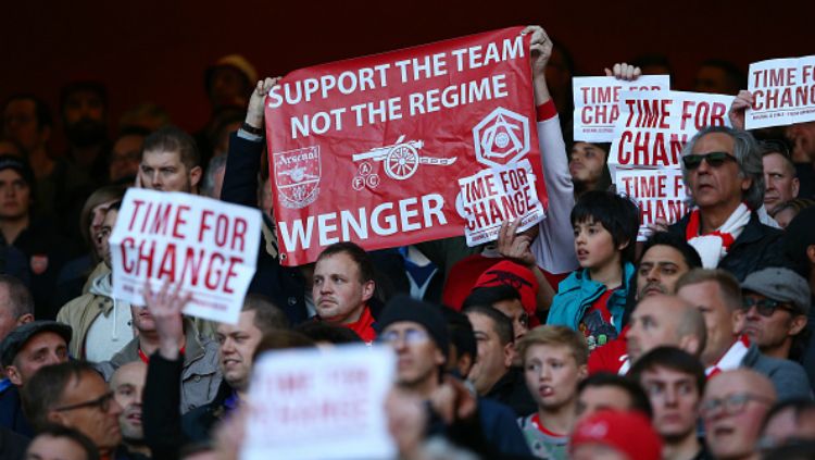 Suporter Arsenal memrotes Arsene Wenger. Copyright: © Paul Gilham/Getty Images