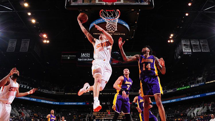 Pemain Phoenix Suns, Devin Booker, memasuka bola ke net Los Angeles Lakers. Copyright: © Barry Gossage/NBAE via Getty Images
