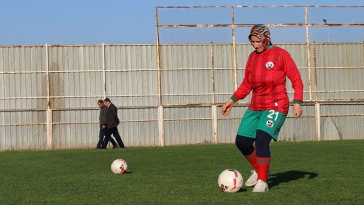 Azize Ay, pesepakbola perempuan asal Turki. Copyright: © bbc