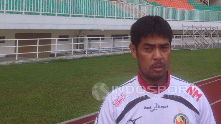 Pelatih Semen Padang, Nilmaizar, di Stadion Pakansari. Copyright: © Muhammad Adiyaksa/INDOSPORT