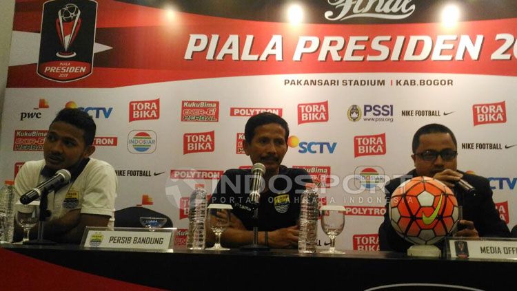 Pelatih Persib Bandung, Djajang Nurdjaman dalam konferensi pers. Copyright: © Zainal Hasan/INDOSPORT