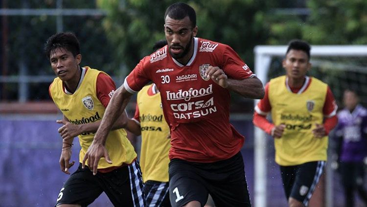 Selangkah Lagi Sylvano Comvalius Bakal Bela Arema Fc Di Liga 1 2019