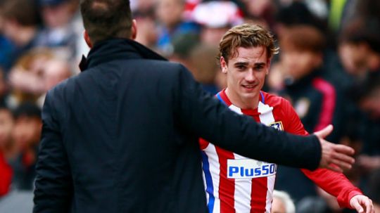 Antoine Griezmann dan sang pelatih, Diego Simeone. Copyright: © Gonzalo Arroyo Moreno/Getty Images