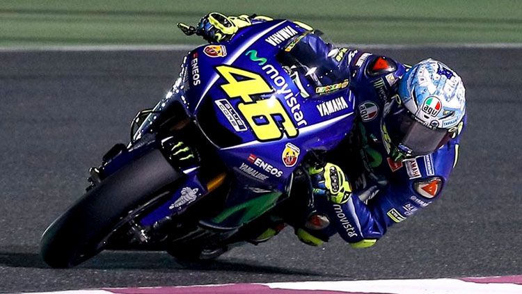 Pembalap Yamaha, Valentino Rossi ketika mengikuti tes di Qatar. Copyright: © Twitter