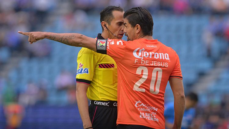 Wasit Luis Enrique Santander diprotes oleh Felix Araujo di ajang Torneo Clausura. Copyright: &copy; Jaime Lopez/Jam Media/Latin Content/Getty Images