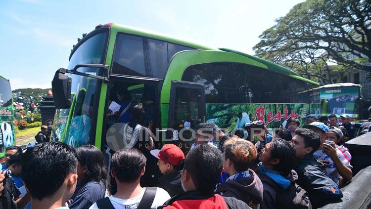 Rombongan bis Aremania berangkat dari Balai Kota Malang menuju Stadion Pakansari, Bogor. Copyright: &copy; Ian Setiawan/INDOSPORT