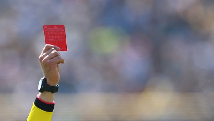 Ilustrasi wasit berikan kartu merah. Copyright: © Miguel Tovar/LatinContent/Getty Images